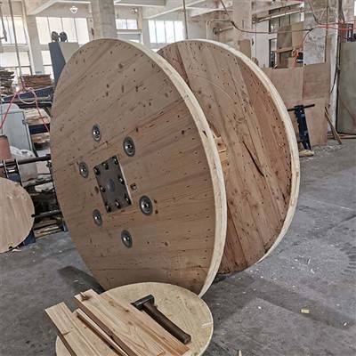 Enrouleur de câble en fil de bois de grande taille-
